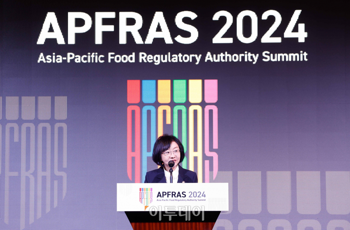 ▲오유경 식품의약품안전처 처장이 13일 서울 중구 웨스틴 조선 호텔에서 열린 아시아-태평양 식품 규제기관장 협의체(APFRAS) 2024 개회식에서 개회사를 하고 있다. 조현호 기자 hyunho@