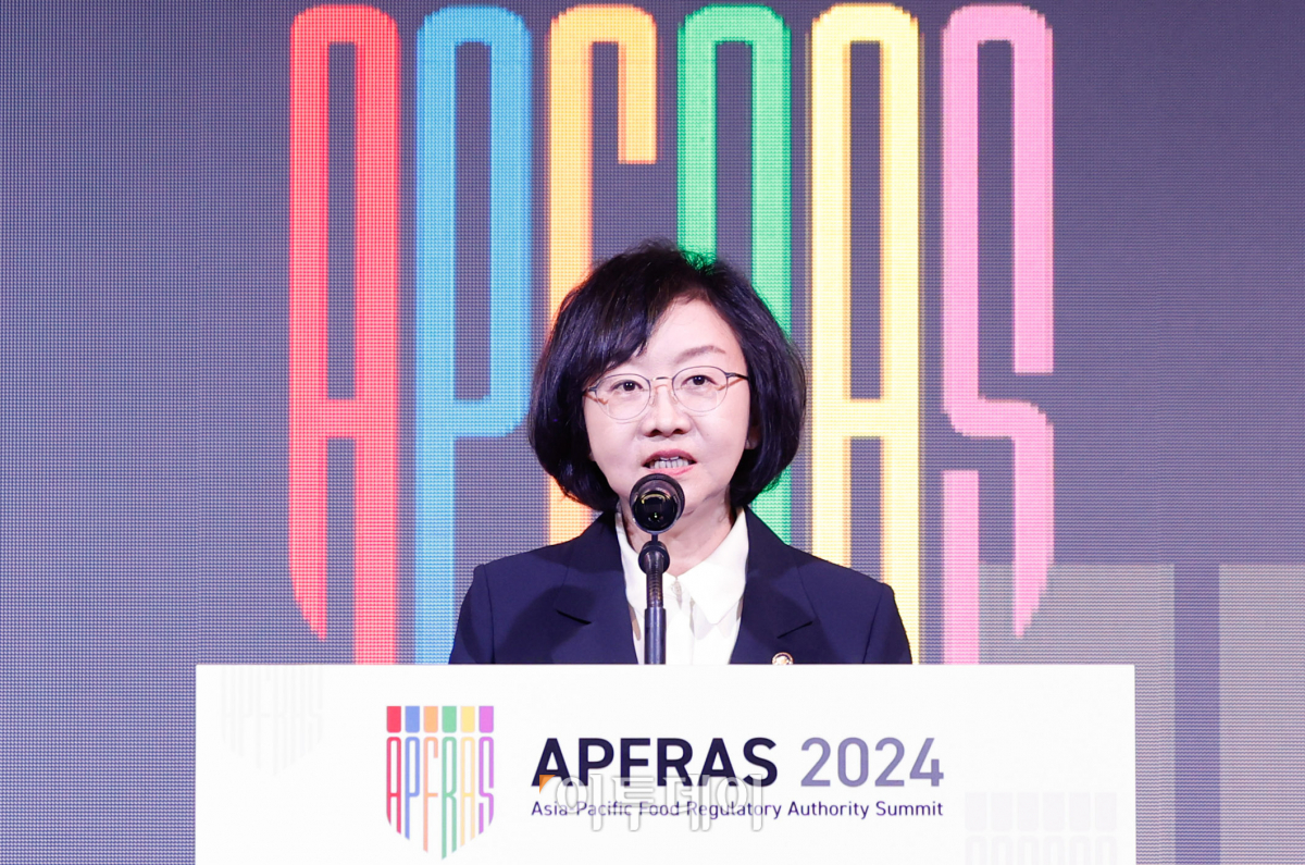 ▲오유경 식품의약품안전처 처장이 13일 서울 중구 웨스틴 조선 호텔에서 열린 아시아-태평양 식품 규제기관장 협의체(APFRAS) 2024 개회식에서 개회사를 하고 있다. 조현호 기자 hyunho@