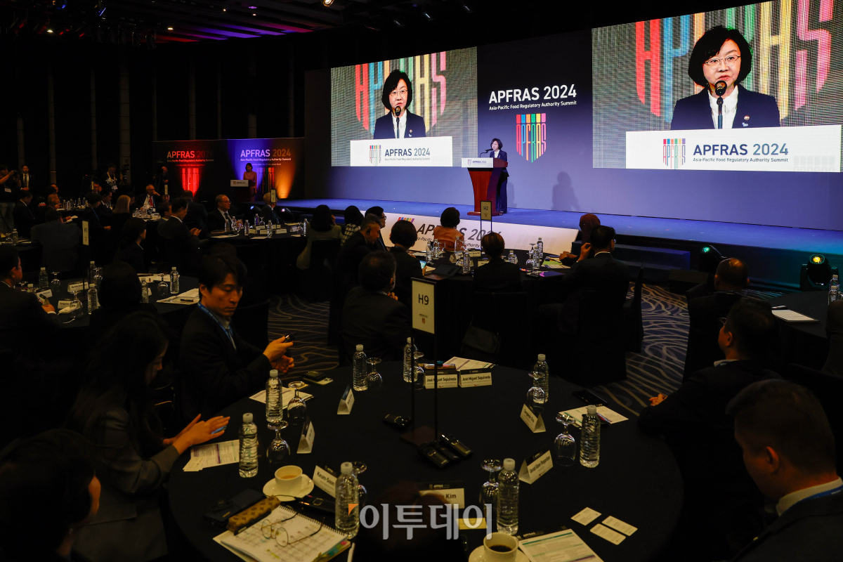 ▲오유경 식품의약품안전처 처장이 13일 서울 중구 웨스틴 조선 호텔에서 열린 아시아-태평양 식품 규제기관장 협의체(APFRAS) 2024 개회식에서 개회사를 하고 있다. 조현호 기자 hyunho@
