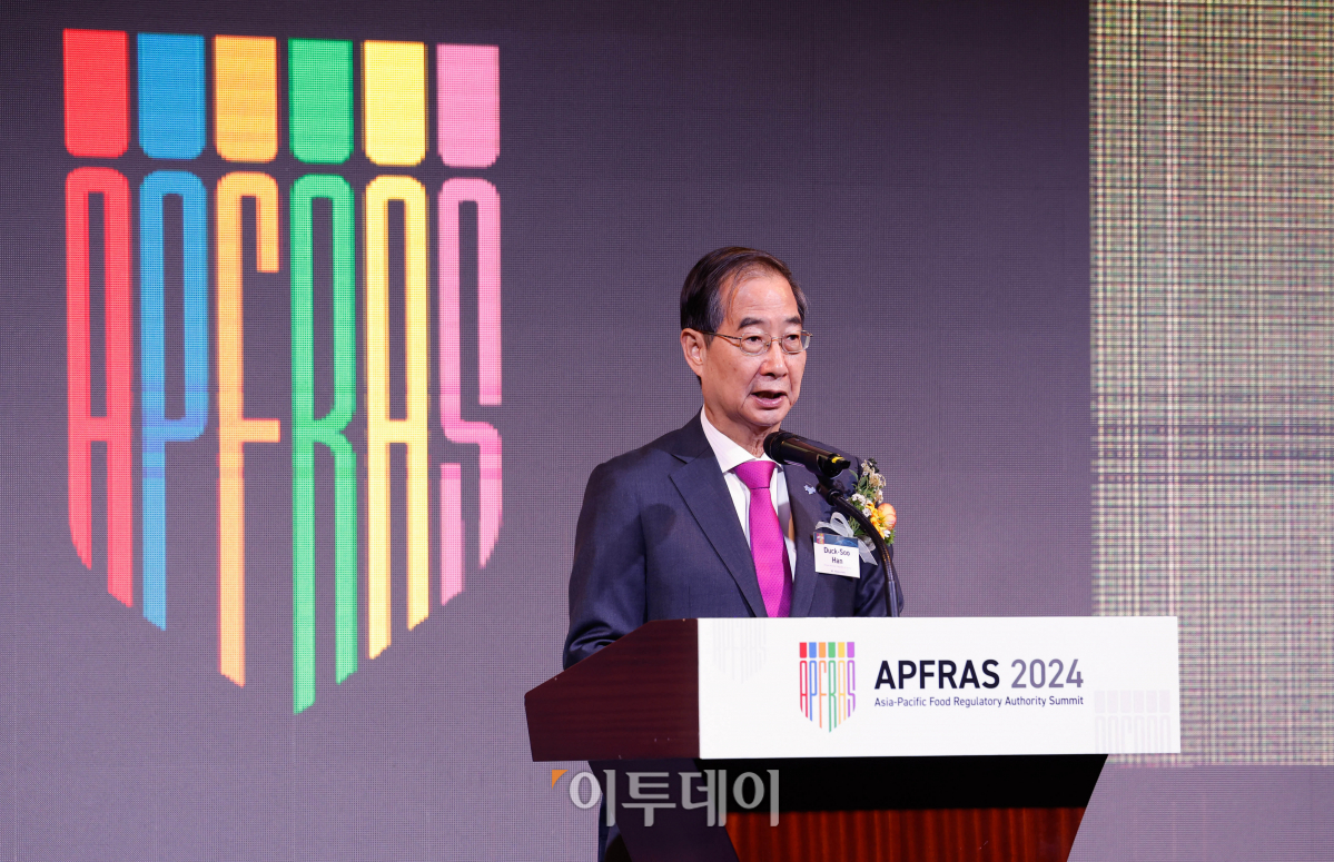 ▲한덕수 국무총리가 13일 서울 중구 웨스틴 조선 호텔에서 열린 아시아-태평양 식품 규제기관장 협의체(APFRAS) 2024 개회식에서 환영사를 하고 있다. 조현호 기자 hyunho@