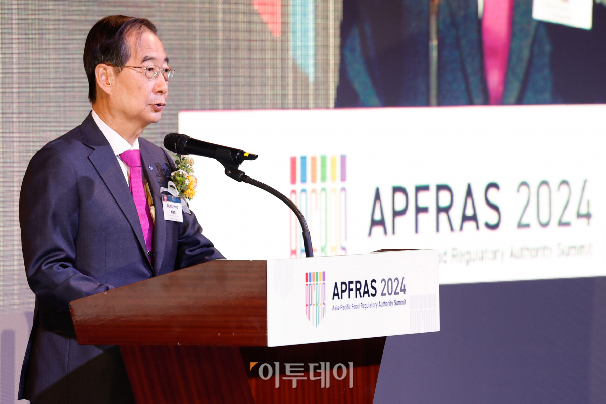 ▲한덕수 국무총리가 13일 서울 중구 웨스틴 조선 호텔에서 열린 아시아-태평양 식품 규제기관장 협의체(APFRAS) 2024 개회식에서 환영사를 하고 있다. 조현호 기자 hyunho@