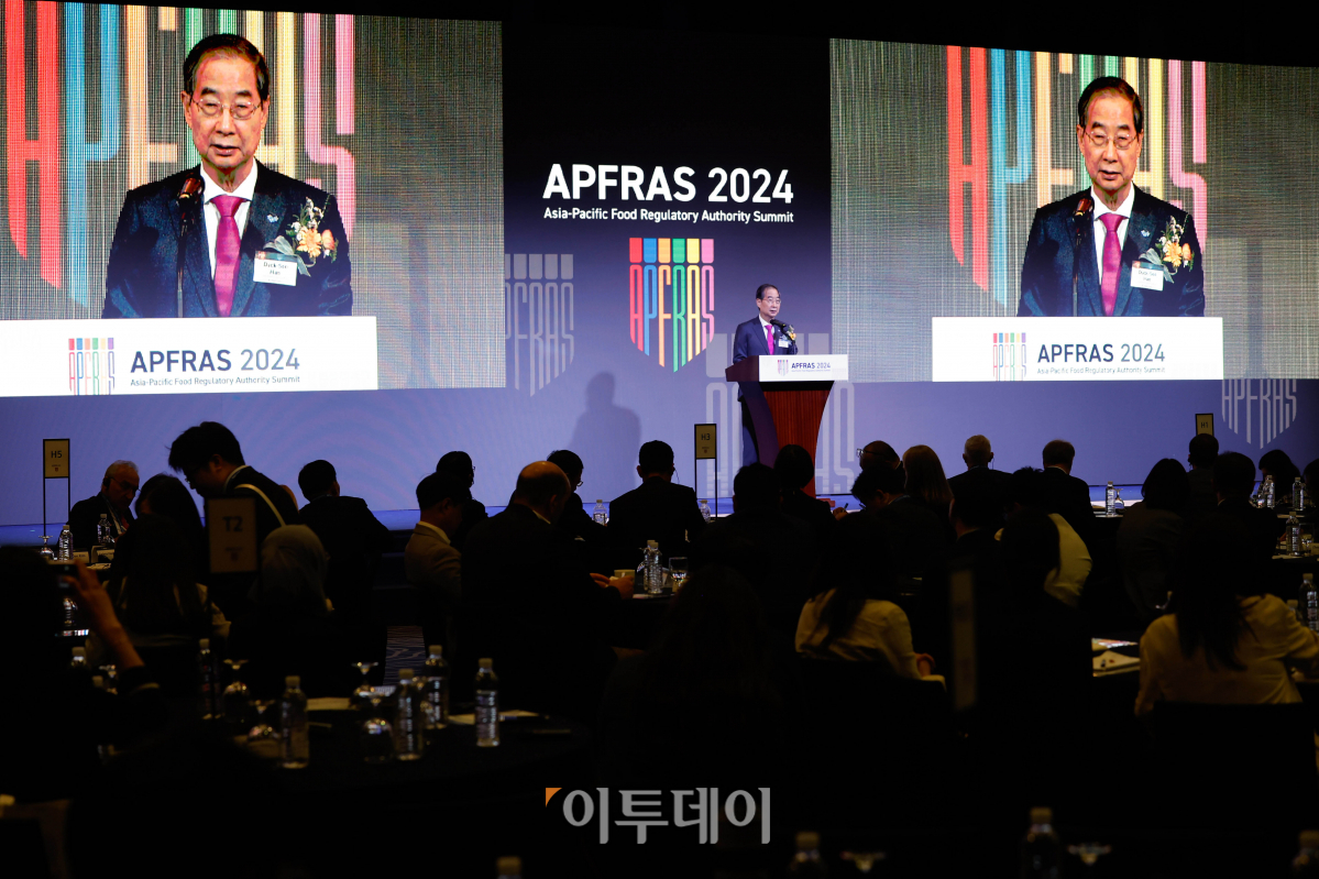 ▲한덕수 국무총리가 13일 서울 중구 웨스틴 조선 호텔에서 열린 아시아-태평양 식품 규제기관장 협의체(APFRAS) 2024 개회식에서 환영사를 하고 있다. 조현호 기자 hyunho@