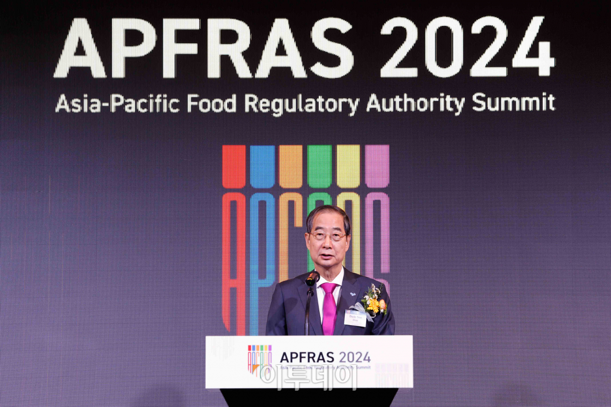▲한덕수 국무총리가 13일 서울 중구 웨스틴 조선 호텔에서 열린 아시아-태평양 식품 규제기관장 협의체(APFRAS) 2024 개회식에서 환영사를 하고 있다. 조현호 기자 hyunho@