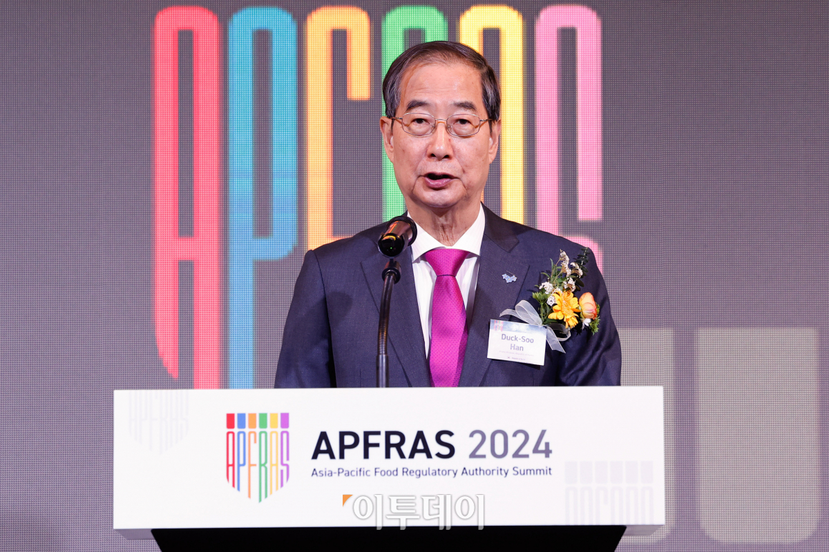 ▲한덕수 국무총리가 13일 서울 중구 웨스틴 조선 호텔에서 열린 아시아-태평양 식품 규제기관장 협의체(APFRAS) 2024 개회식에서 환영사를 하고 있다. 조현호 기자 hyunho@