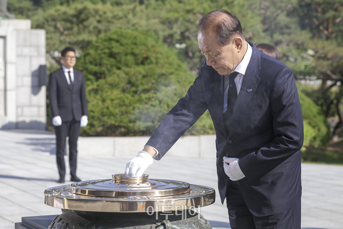 ▲황우여 국민의힘 비상대책위원장을 비롯한 당 신임 지도부가 14일 오전 서울 동작구 국립서울현충원을 찾아 참배하고 있다. 조현호 기자 hyunho@