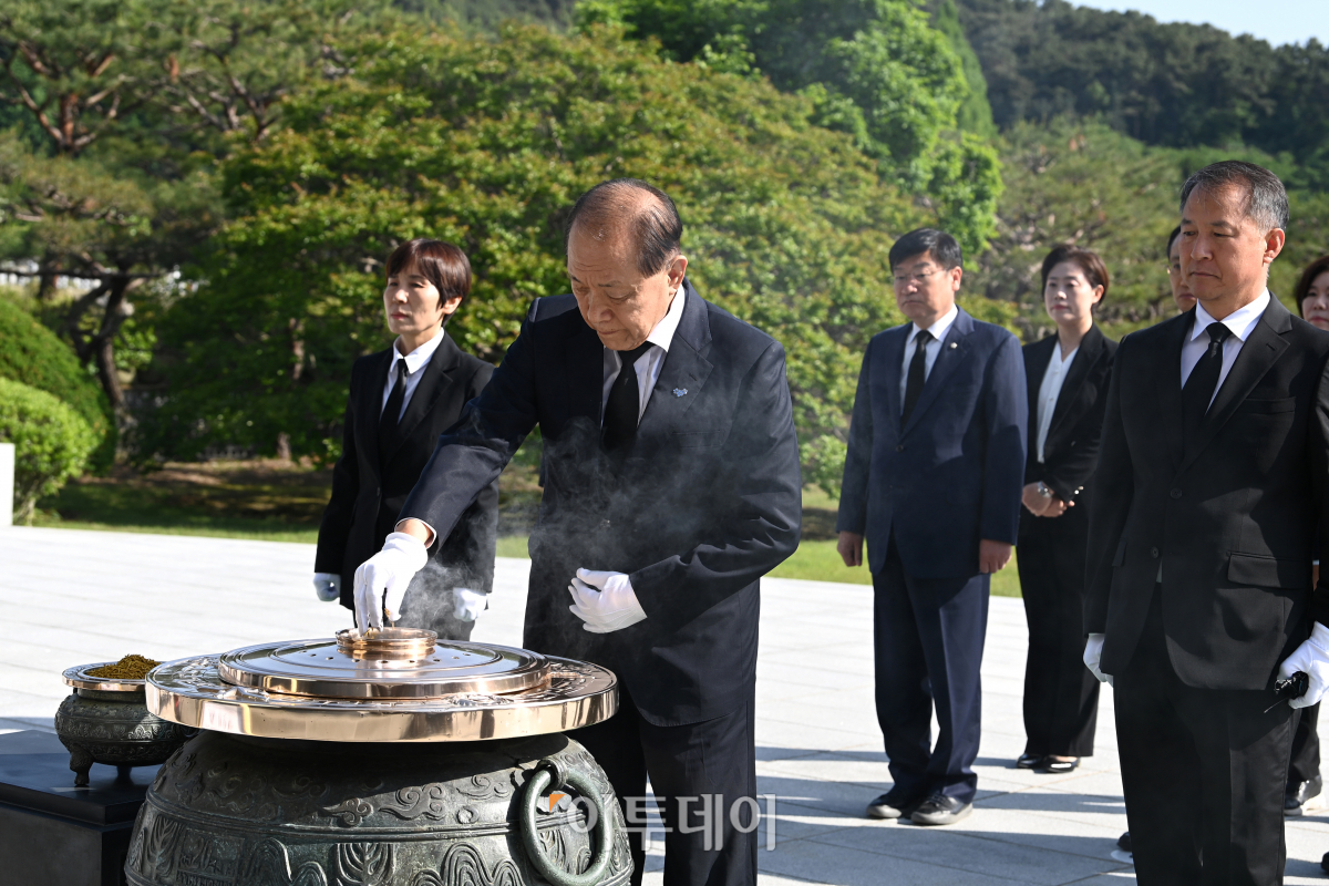 ▲황우여 국민의힘 비상대책위원장을 비롯한 당 신임 지도부가 14일 오전 서울 동작구 국립서울현충원을 찾아 참배하고 있다. 조현호 기자 hyunho@