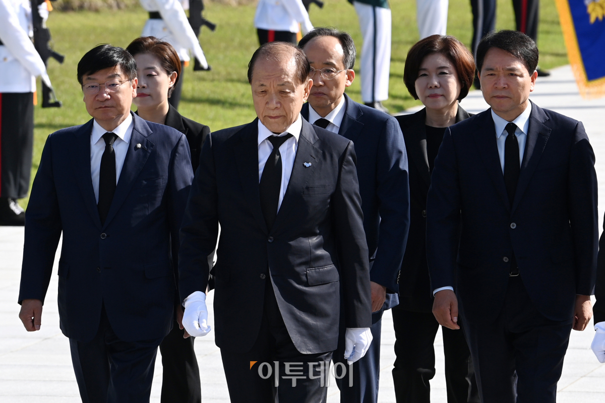 ▲황우여 국민의힘 비상대책위원장을 비롯한 당 신임 지도부가 14일 오전 서울 동작구 국립서울현충원을 찾아 참배하기 위해 이동하고 있다. 조현호 기자 hyunho@