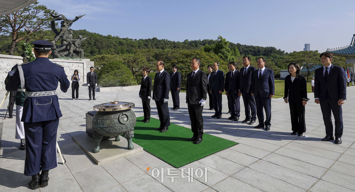 ▲황우여 국민의힘 비상대책위원장을 비롯한 당 신임 지도부가 14일 오전 서울 동작구 국립서울현충원을 찾아 참배하고 있다. 조현호 기자 hyunho@