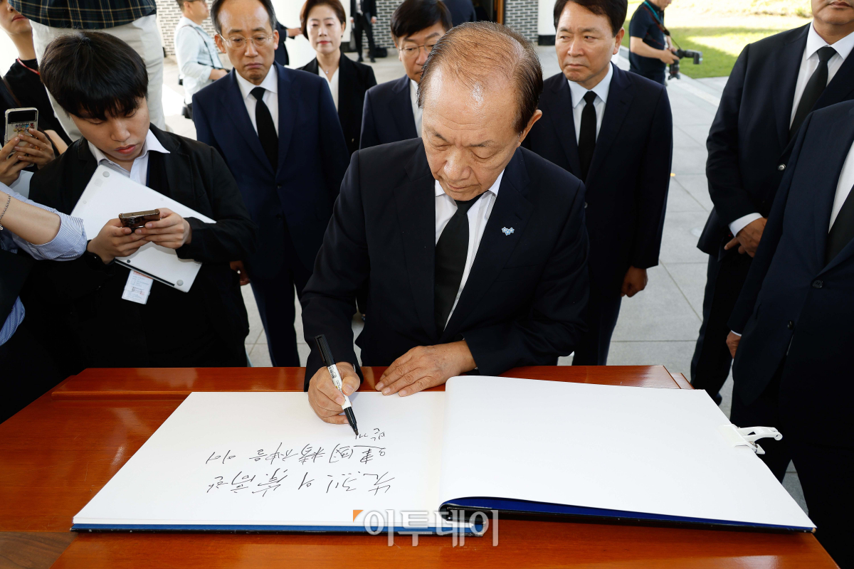 ▲황우여 국민의힘 비상대책위원장을 비롯한 당 신임 지도부가 14일 오전 서울 동작구 국립서울현충원을 찾아 참배한 뒤 방명록을 작성하고 있다. 조현호 기자 hyunho@
