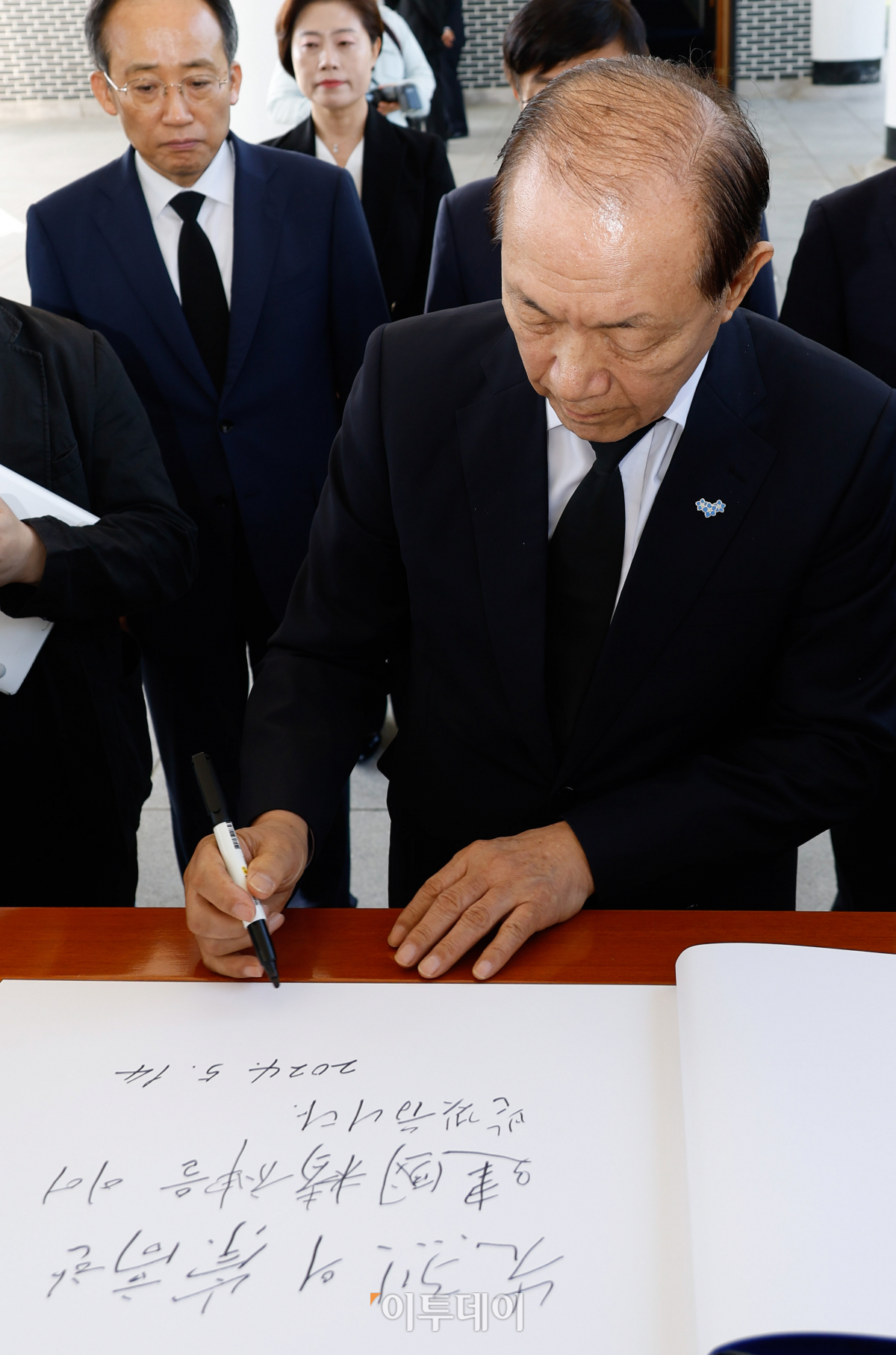 ▲황우여 국민의힘 비상대책위원장을 비롯한 당 신임 지도부가 14일 오전 서울 동작구 국립서울현충원을 찾아 참배한 뒤 방명록을 작성하고 있다. 조현호 기자 hyunho@