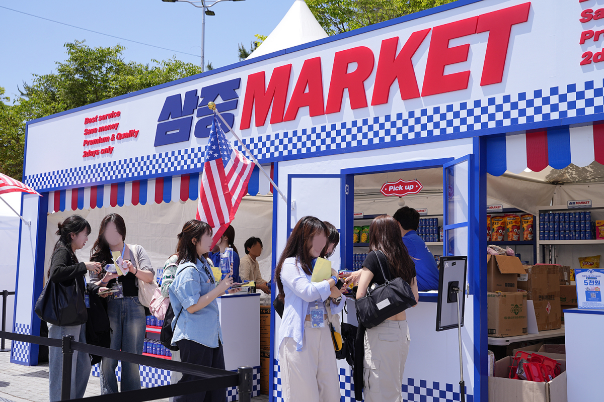 ▲삼성증권은 11~12일 열린 뮤직 페스티벌 '뷰티풀 민트 라이프 2024'에서 진행한 '미주ZERO' 팝업 행사에 1만 명 이상이 참여했다고 14일 밝혔다. 삼성증권은 이번 행사 의미를 담아 제작한 '미주ZERO' 음료를 MZ세대 관람객들에게 증정했다.  (사진=삼성증권)