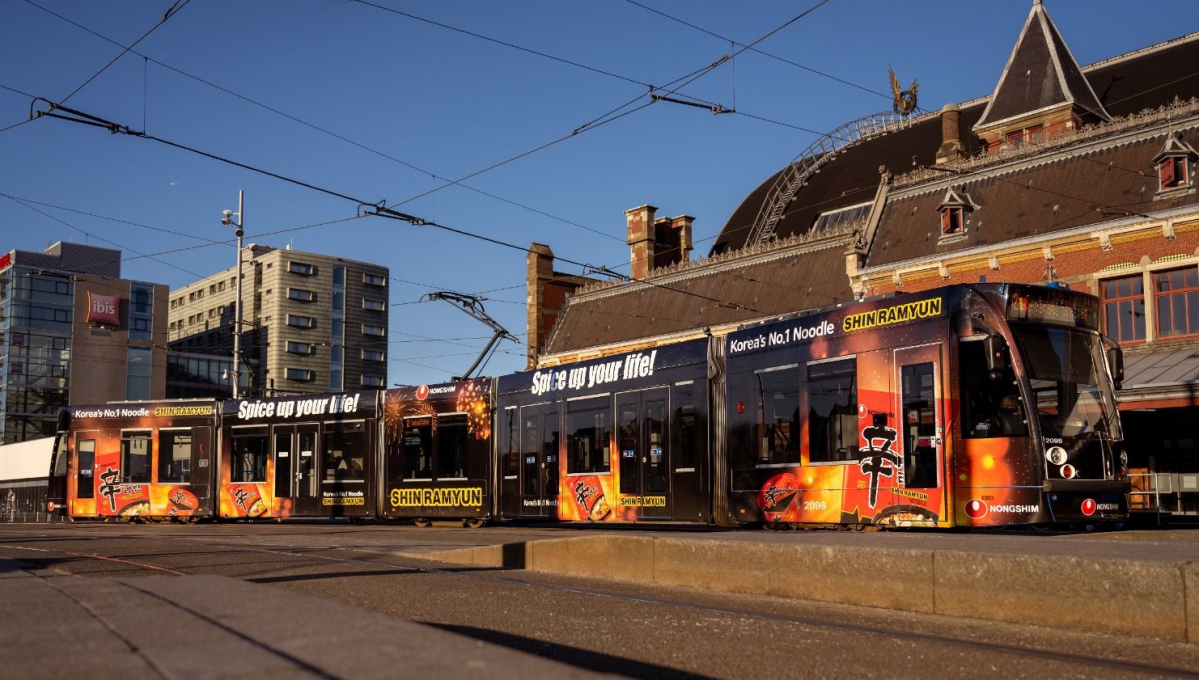 ▲네덜란드 트램에 랩핑한 농심 '신라면'. (사진제공=농심)