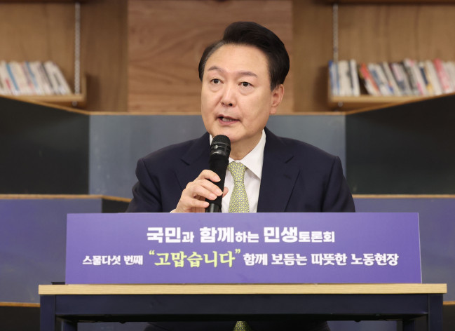 ▲윤석열 대통령이 14일 서울 중구 서울고용복지플러스센터에서 열린 스물다섯번째 '국민과 함께하는 민생토론회'에서 모두발언하고 있다. 이날 토론회는 '고맙습니다, 함께 보듬는 노동현장'을 주제로 진행됐다. (연합뉴스)