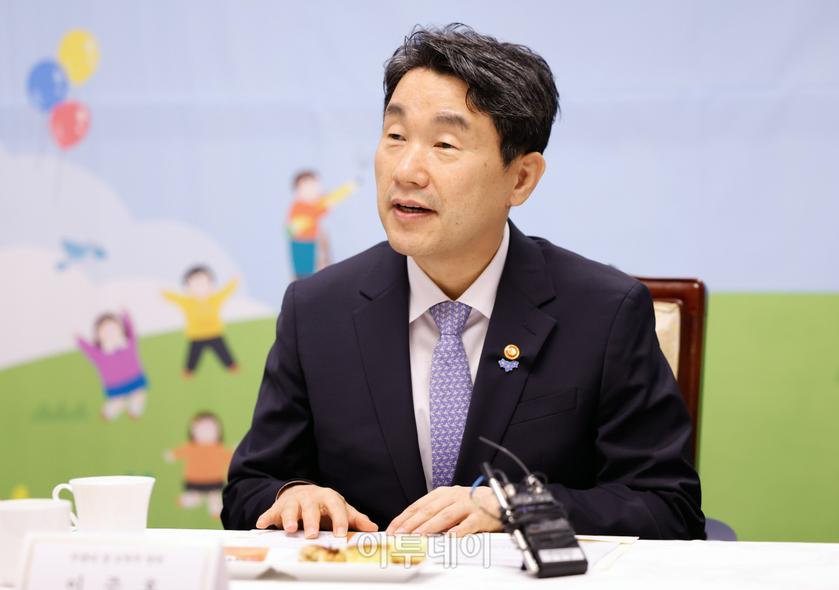 ▲이주호 사회부총리 겸 교육부 장관이 14일 서울 종로구 정부서울청사에서 열린 학생 인성 함양 리더십새싹 캠프 관계부처 업무협약식에서 인사말을 하고 있다. 조현호 기자 hyunho@