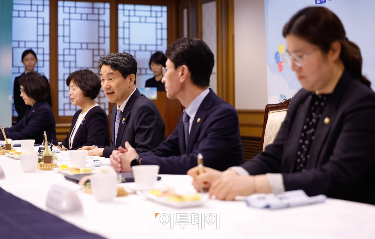 ▲이주호 사회부총리 겸 교육부 장관이 14일 서울 종로구 정부서울청사에서 열린 학생 인성 함양 리더십새싹 캠프 관계부처 업무협약식에서 인사말을 하고 있다. 조현호 기자 hyunho@