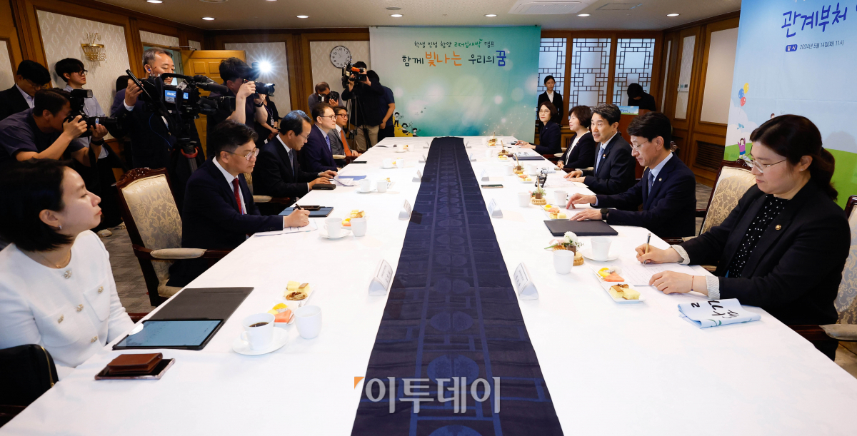 ▲이주호 사회부총리 겸 교육부 장관이 14일 서울 종로구 정부서울청사에서 열린 학생 인성 함양 리더십새싹 캠프 관계부처 업무협약식에서 인사말을 하고 있다. 조현호 기자 hyunho@