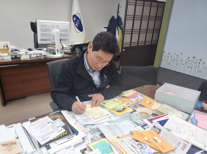 ▲이상일 용인특례시장이 용인성산초 학생들에게 일일이 손편지로 답장을 작성하고 있다. (용인특례시)