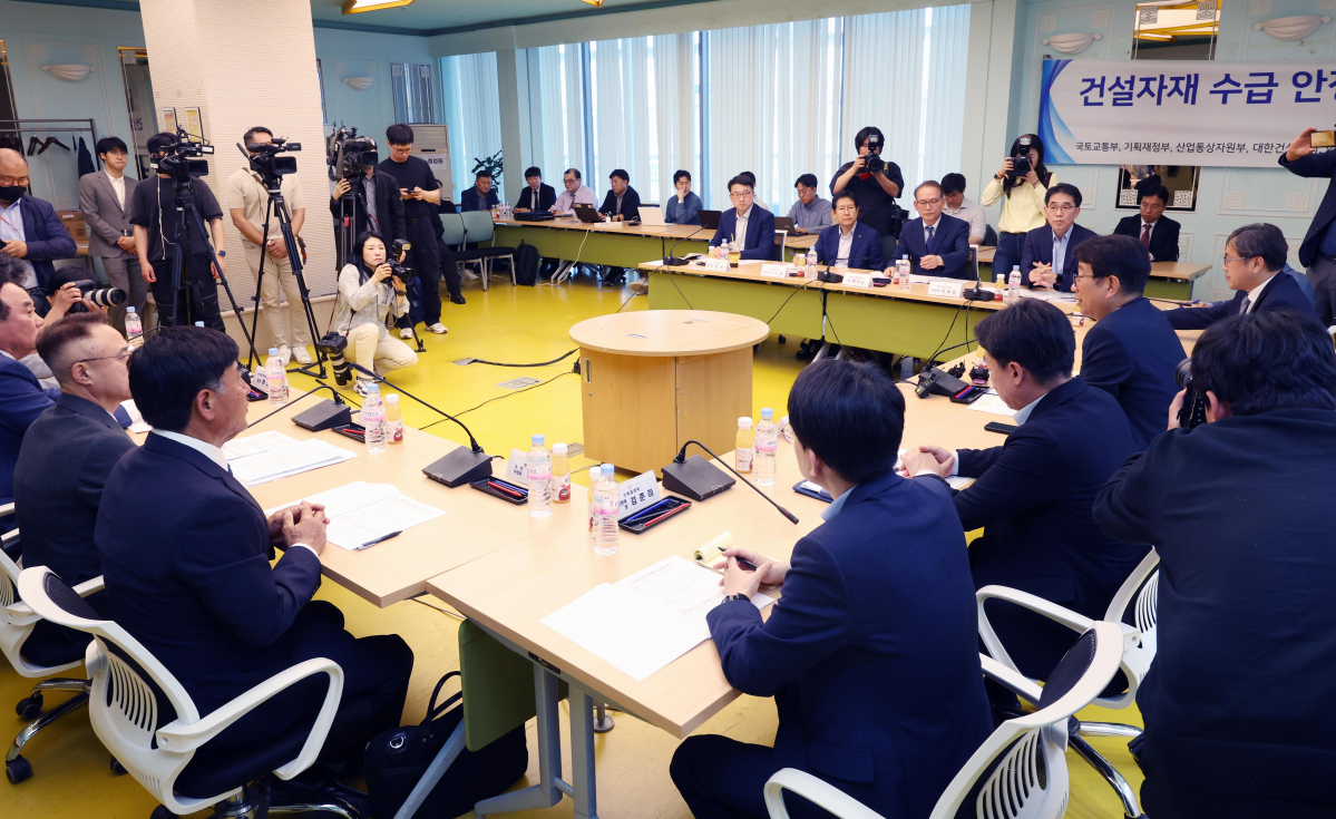 ▲박상우 국토교통부 장관이 14일 서울 용산구 서울역 KTX 회의실에서 열린 건설자재 수급 안정화를 위한 업계 간담회에서 모두발언을 하고 있다. 신태현 기자 holjjak@