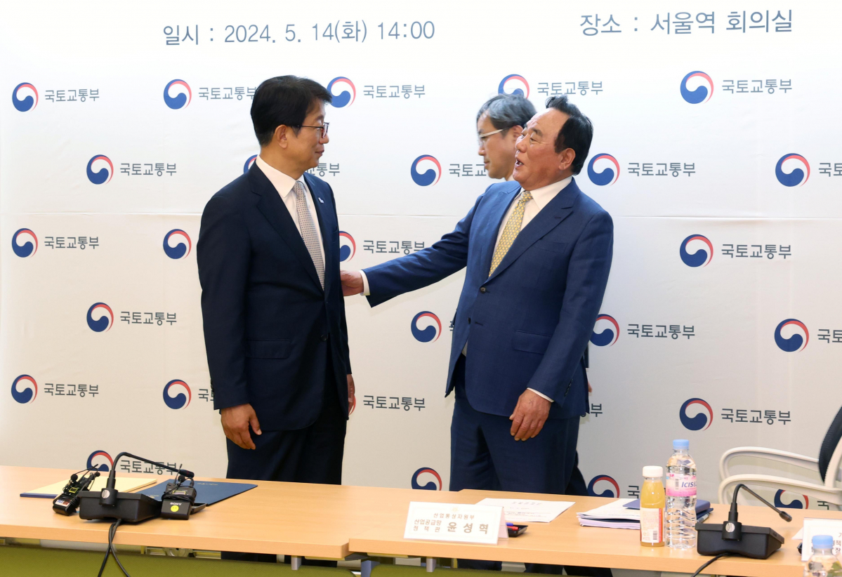 ▲박상우(왼쪽) 국토교통부 장관과 배조웅 한국레미콘공업협동조합연합회장이 14일 서울 용산구 서울역 KTX 회의실에서 열린 건설자재 수급 안정화를 위한 업계 간담회에 앞서 대화하고 있다. 신태현 기자 holjjak@