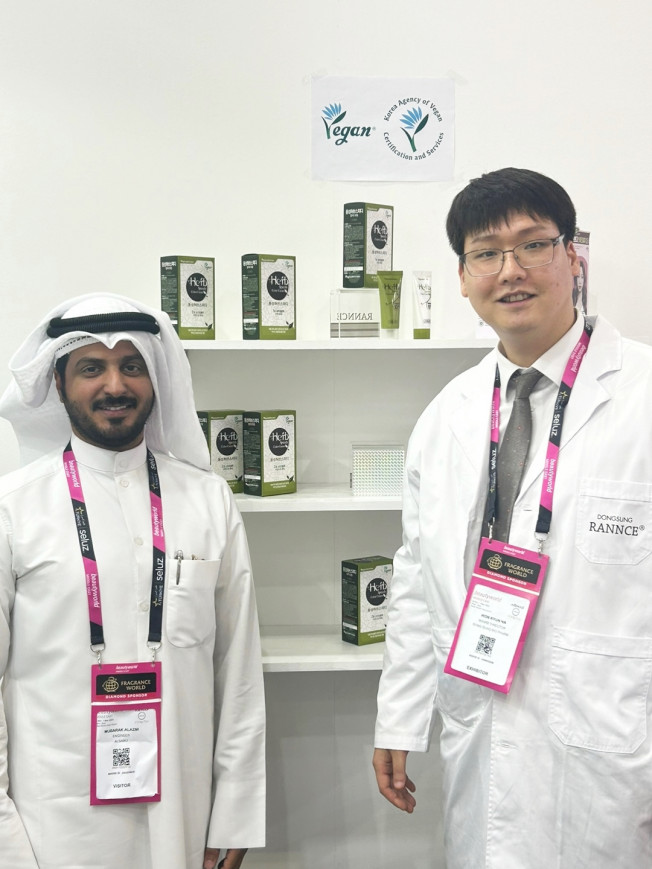 ▲나원균(오른쪽) 동성제약 부사장과 쿠웨이트 수출 관계자가 기념촬영을 하고 있다. (사진제공=동성제약)