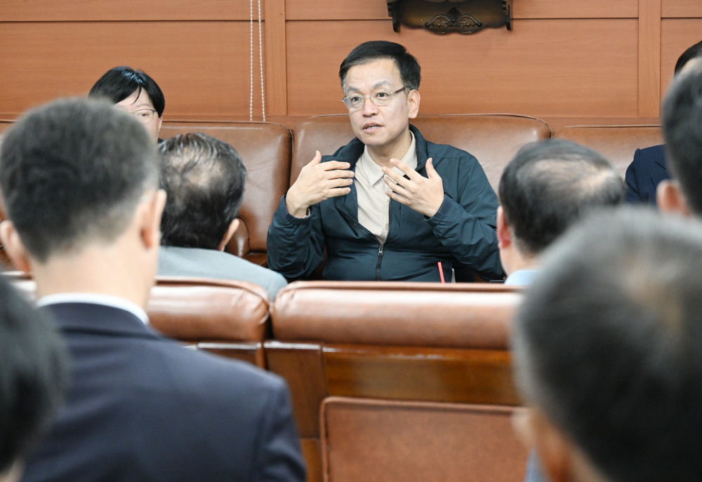 ▲최상목 부총리 겸 기획재정부 장관이 14일 서울 남대문시장을 방문해 소상공인 간담회를 주재하고 있다. (사진제공=기획재정부)