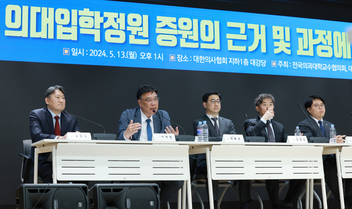 ▲이병철 변호사가 13일 오후 서울 용산구 대한의사협회에서 열린 의대입학정원 증원의 근거 및 과정에 대한 기자회견에서 취재진의 질문에 답하고 있다. (뉴시스)