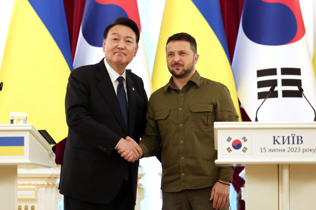 ▲윤석열 대통령이 2023년 7월 15일(현지시간) 키이우 마린스키 궁에서 열린 한-우크라이나 정상 공동언론발표에서 볼로디미르 젤렌스키 우크라이나 대통령과 악수하고 있다. (뉴시스)