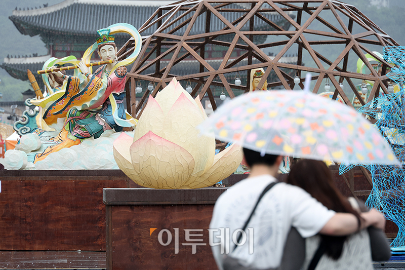 ▲부처님 오신 날 연휴인 15일 서울 광화문 광장에 2024 연등회 전통등 전시회가 열린 가운데 비가 내리고 있다. 기상청은 비와 함께 순간풍속 초속 20미터 안팎의 강풍이 불것으로 예보했다. 고이란 기자 photoeran@