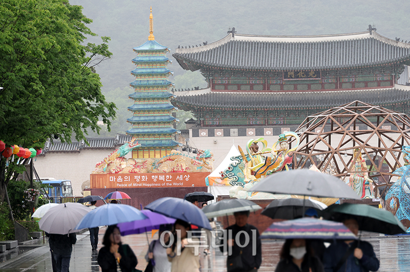 ▲부처님 오신 날 연휴인 15일 서울 광화문 광장에 2024 연등회 전통등 전시회가 열린 가운데 비가 내리고 있다. 기상청은 비와 함께 순간풍속 초속 20미터 안팎의 강풍이 불것으로 예보했다. 고이란 기자 photoeran@