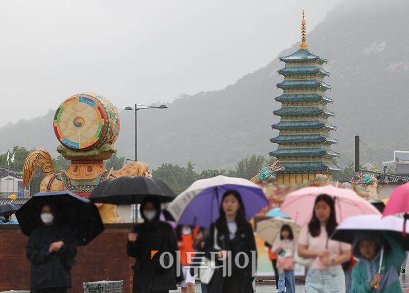 ▲부처님 오신 날 연휴인 15일 서울 광화문 광장에 2024 연등회 전통등 전시회가 열린 가운데 비가 내리고 있다. 기상청은 비와 함께 순간풍속 초속 20미터 안팎의 강풍이 불것으로 예보했다. 고이란 기자 photoeran@