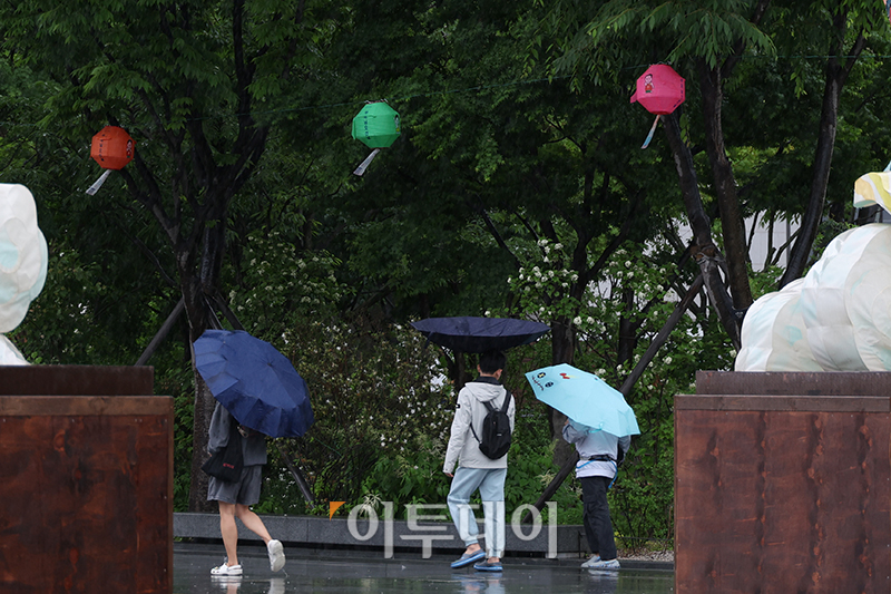 ▲부처님 오신 날 연휴인 15일 서울 광화문 광장에 2024 연등회 전통등 전시회가 열린 가운데 비가 내리고 있다. 기상청은 비와 함께 순간풍속 초속 20미터 안팎의 강풍이 불것으로 예보했다. 고이란 기자 photoeran@