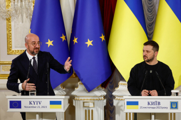 ▲샤를 미셸(왼쪽) EU 정상회의 상임의장이 지난해 11월 21일 우크라이나 키이우를 방문해 볼로디미르 젤렌스키(오른쪽) 우크라이나 대통령과 EU 가입 문제를 논의한 뒤 공동 기자회견을 하고 있다.  키이우/로이터 연합뉴스