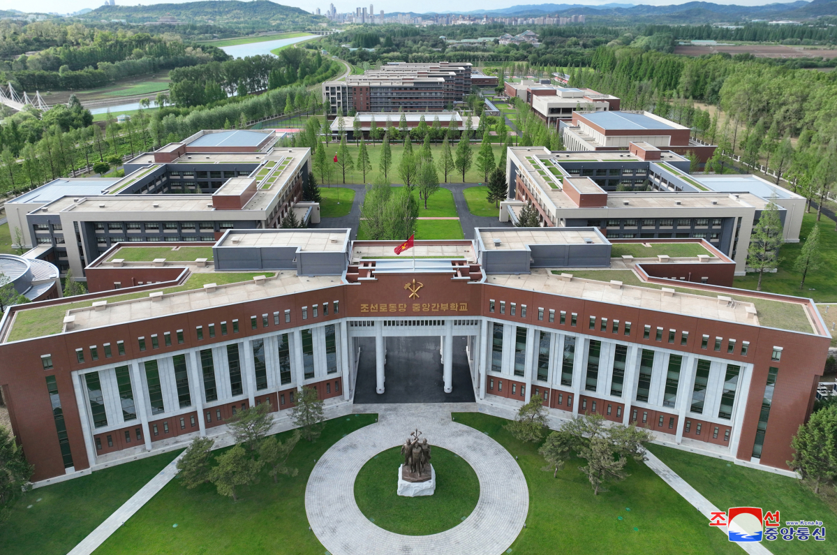 ▲김정은 북한 국무위원장이 지난 15일 새로 완공한 노동당 중앙간부학교를 방문했다고 조선중앙통신이 16일 보도했다.  (연합뉴스)