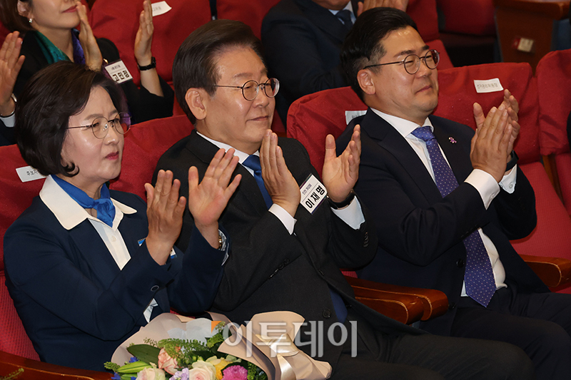 Lee Jae-myung, Park Chan-dae, and Choo Mi-ae give ‘congratulatory applause’ to Woo Won-sik [포토]