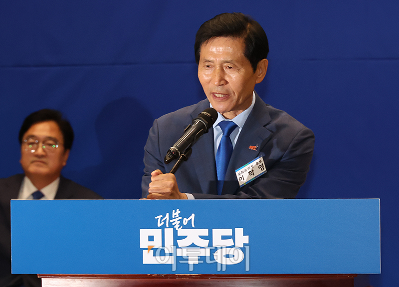 ▲16일 서울 여의도 국회 의원회관 대회의실에서 열린 제22대 국회 전반기 국회의장단 후보 선출 더불어민주당 당선자 총회에서 이학영 국회부의장 당선자가 수락 연설을 하고 있다. 왼쪽은 우원식 국회의장 당선자. 고이란 기자 photoeran@