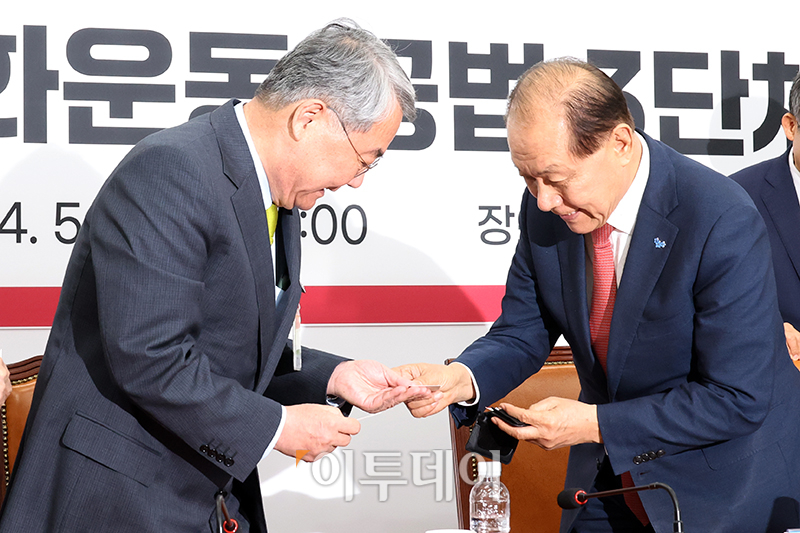 ▲황우여(오른쪽) 국민의힘 비상대책위원장이 16일 서울 여의도 국회에서 열린 5·18 민주화운동 공법 3단체 간담회에서 윤남식 5·18민주화운동공로자회 회장과 인사하고 있다. 고이란 기자 photoeran@