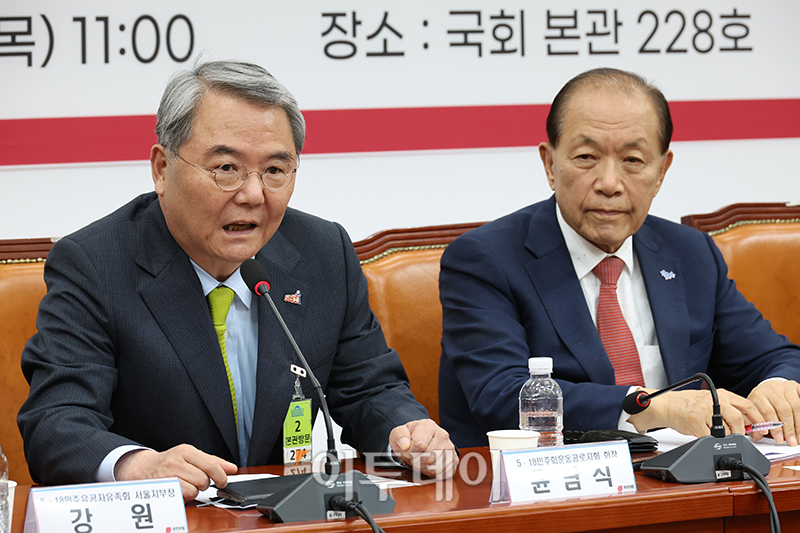 ▲윤남식 5·18민주화운동공로자회 회장이 16일 서울 여의도 국회에서 열린 5·18 민주화운동 공법 3단체 간담회에서 발언을 하고 있다. 오른쪽은 황우여 국민의힘 비상대책위원장. 고이란 기자 photoeran@