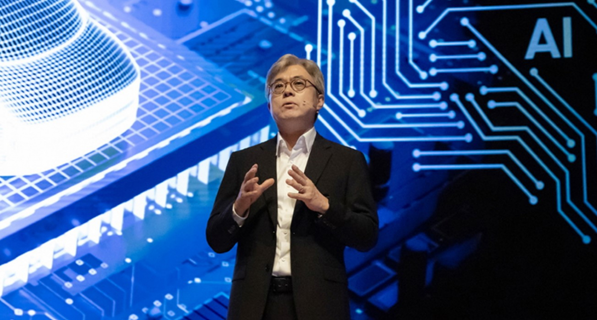 ▲지난해 7월 삼성동 코엑스에서 열린 ‘삼성 파운드리/SAFE 포럼’에 고객과 파트너 1100여 명이 참석한 가운데 최시영 삼성전자 사장이 기조연설을 하고 있다. (자료제공=삼성전자)