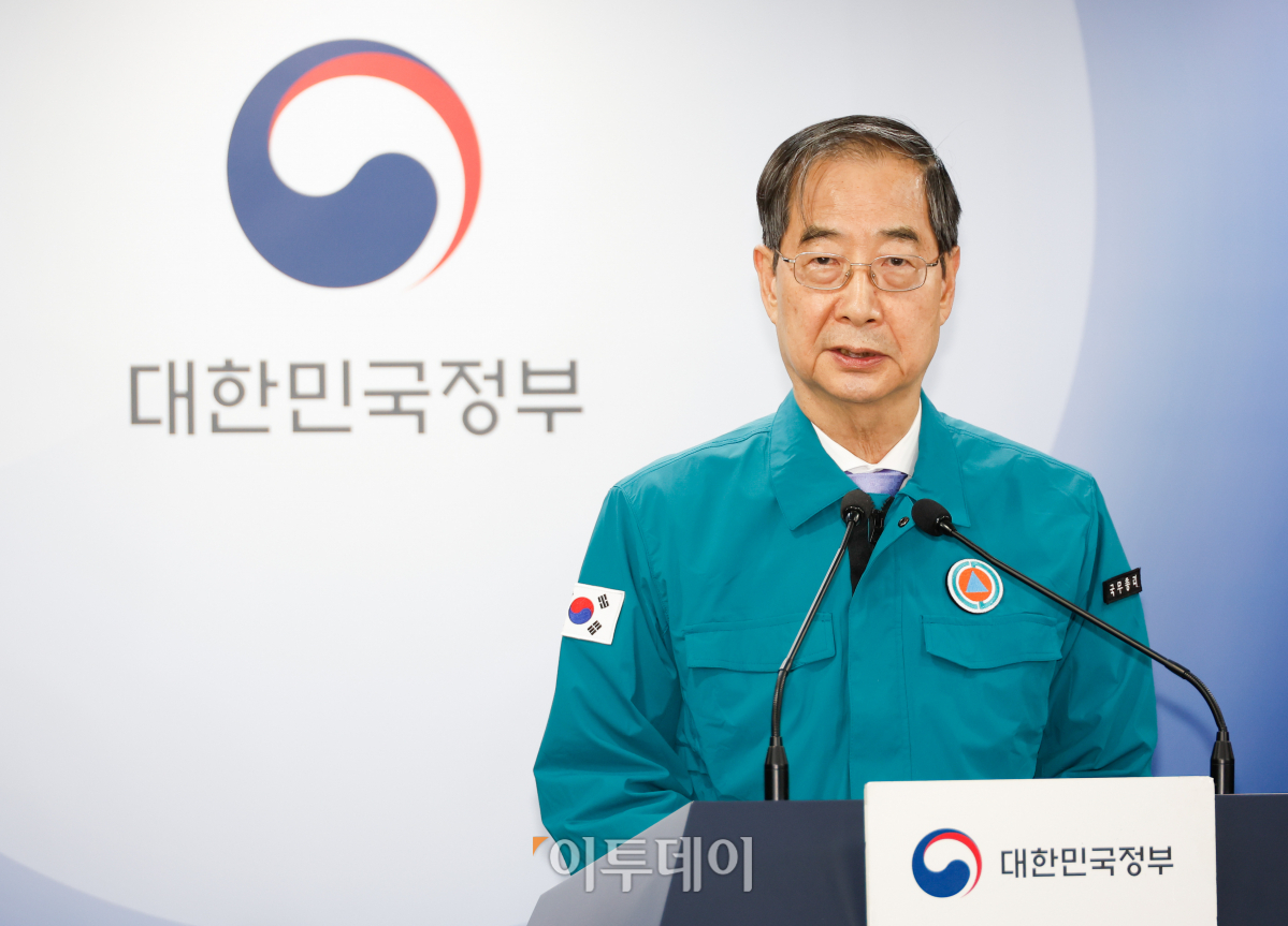 ▲한덕수 국무총리가 16일 서울 종로구 정부서울청사에서 의대정원 증원 관련 대국민담화문을 발표를 마친 후 취재진의 질문에 답하고 있다. 이날 서울고등법원은 의대교수·전공의·의대생·수험생 등 18명이 보건복지부·교육부 장관을 상대로 낸 2025학년도 의대 정원 2000명 증원·배분 결정의 집행정지 신청을 각하·기각 했다. 조현호 기자 hyunho@