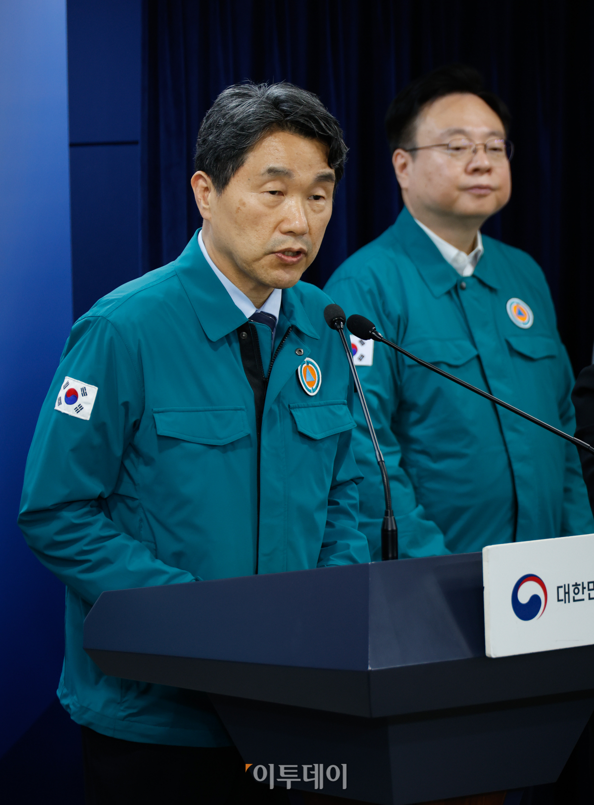 ▲이주호 사회부총리 겸 교육부 장관이 16일 서울 종로구 정부서울청사에서 의대정원 증원 집행정지 항고심 관련에 대한 취재진의 질문에 답하고 있다. 이날 서울고등법원은 의대교수·전공의·의대생·수험생 등 18명이 보건복지부·교육부 장관을 상대로 낸 2025학년도 의대 정원 2000명 증원·배분 결정의 집행정지 신청을 각하·기각 했다. 조현호 기자 hyunho@