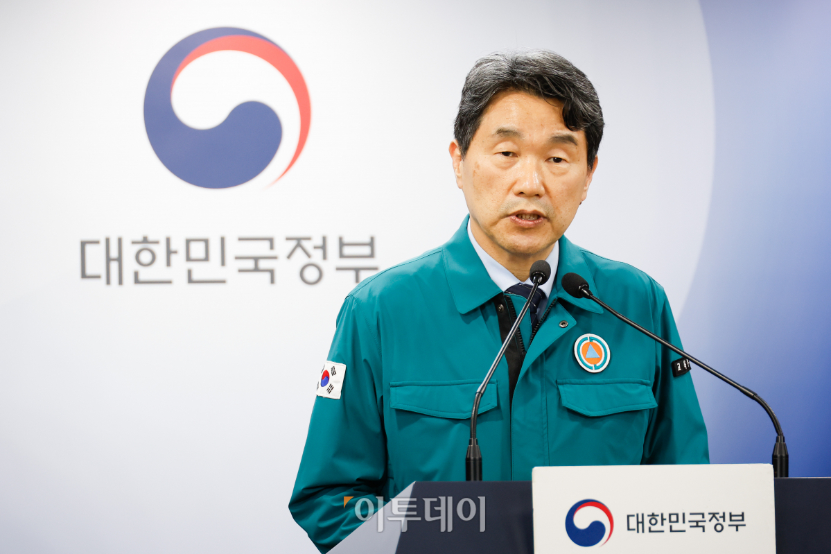 ▲이주호 사회부총리 겸 교육부 장관이 16일 서울 종로구 정부서울청사에서 의대정원 증원 집행정지 항고심 관련에 대한 취재진의 질문에 답하고 있다. 이날 서울고등법원은 의대교수·전공의·의대생·수험생 등 18명이 보건복지부·교육부 장관을 상대로 낸 2025학년도 의대 정원 2000명 증원·배분 결정의 집행정지 신청을 각하·기각 했다. 조현호 기자 hyunho@