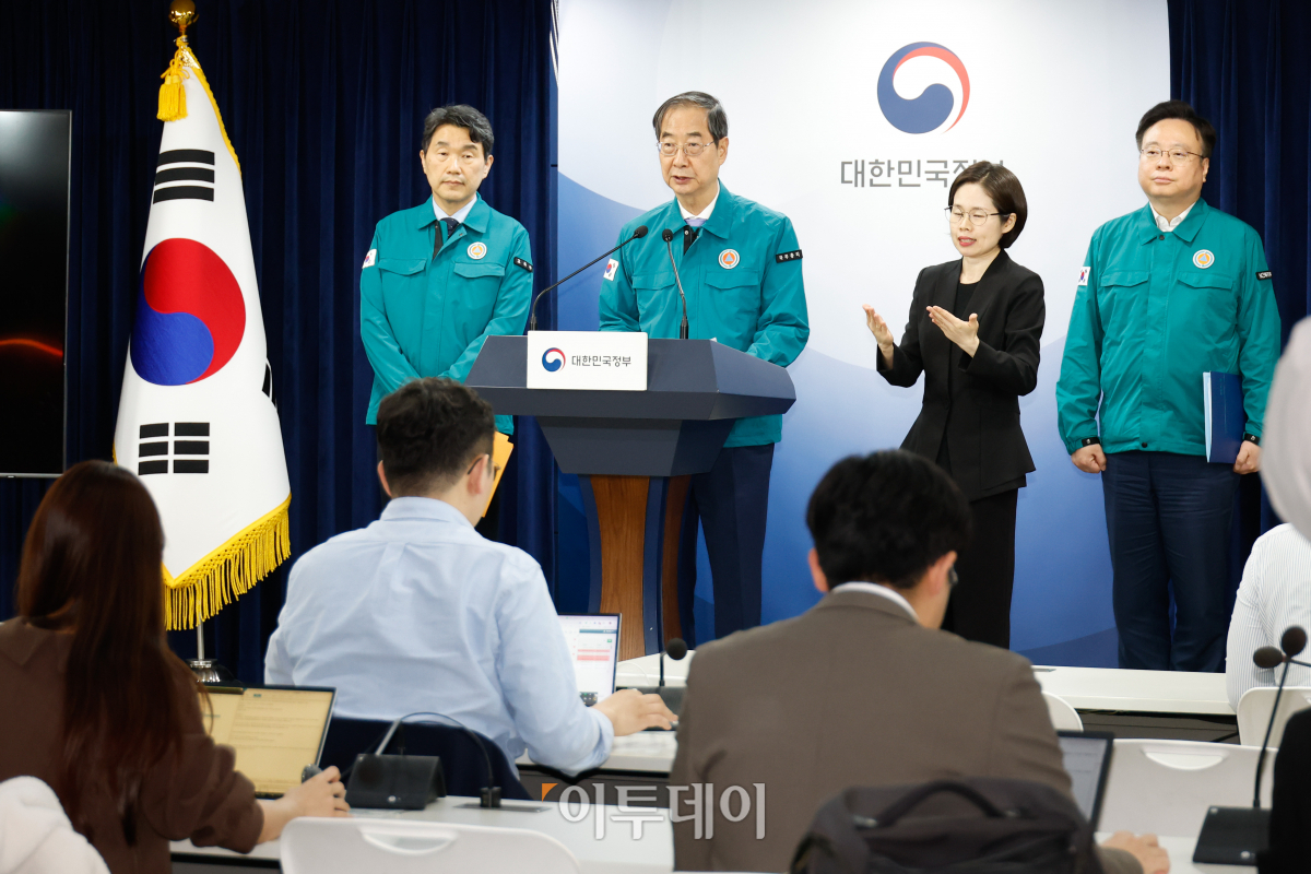 ▲한덕수 국무총리가 5월 16일 서울 종로구 정부서울청사에서 의대정원 증원 관련 대국민담화문을 발표하고 있다. (이투데이DB)