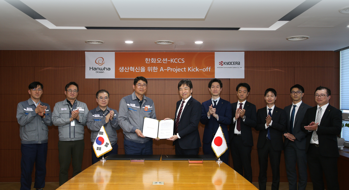 ▲이길섭(왼쪽에서 네 번째) 한화오션 조선소장이 마츠나가 카즈히로(왼쪽에서 다섯 번째) 교세라 사업부장과 기념사진을 촬영하고 있다. (사진제공=한화오션)