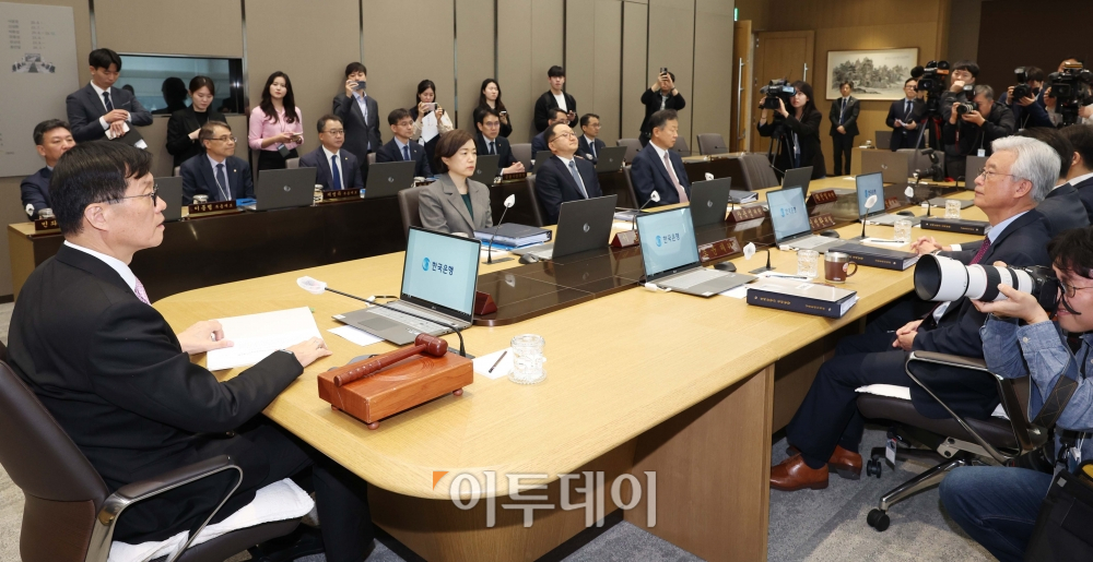 ▲이창용 한국은행 총재가 12일 서울 중구 한국은행에서 열린 금융통화위원회를 주재하고 있다. 신태현 기자 holjjak@ (이투데이DB)