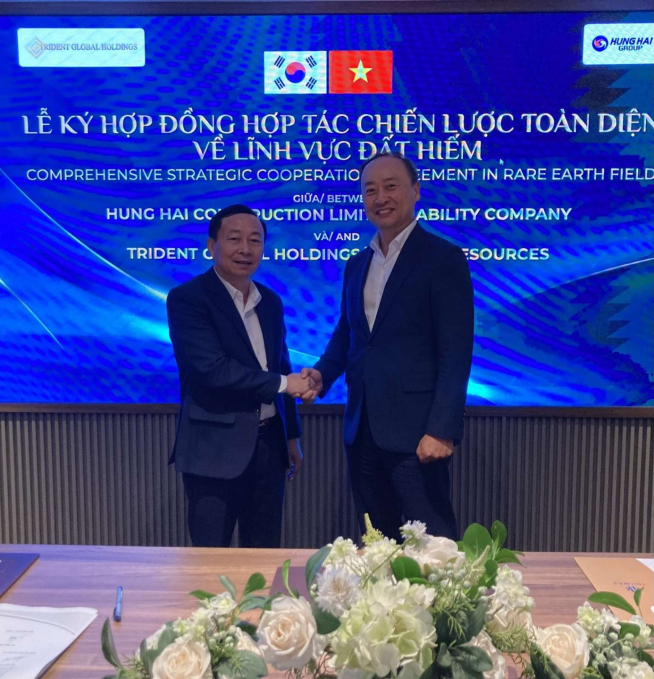 ▲베트남 흥하이건설 유한책임회사 쩐 딘 하이(왼쪽) 회장과 트라이던트 글로벌 홀딩스 윤종혁 회장이 희토류 개발을 위한 협력계약을 체결하고 악수하고 있다.(사진 트라이던트 글로벌 홀딩스 제공)