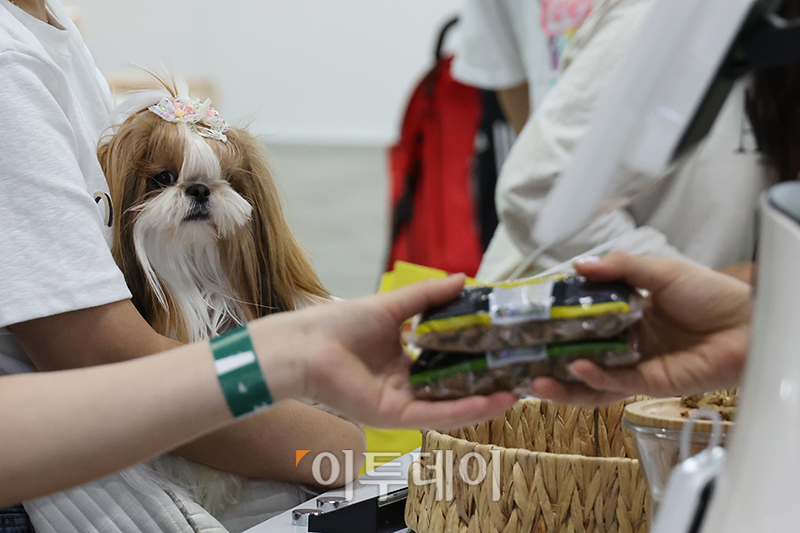 ▲지난해 5월 17일 경기 일산 킨텍스 제1전시장에서 열린 2024 메가주 일산에서 반려견과 관람객들이 전시장을 둘러보고 있다.  (고이란 기자 photoeran@)
