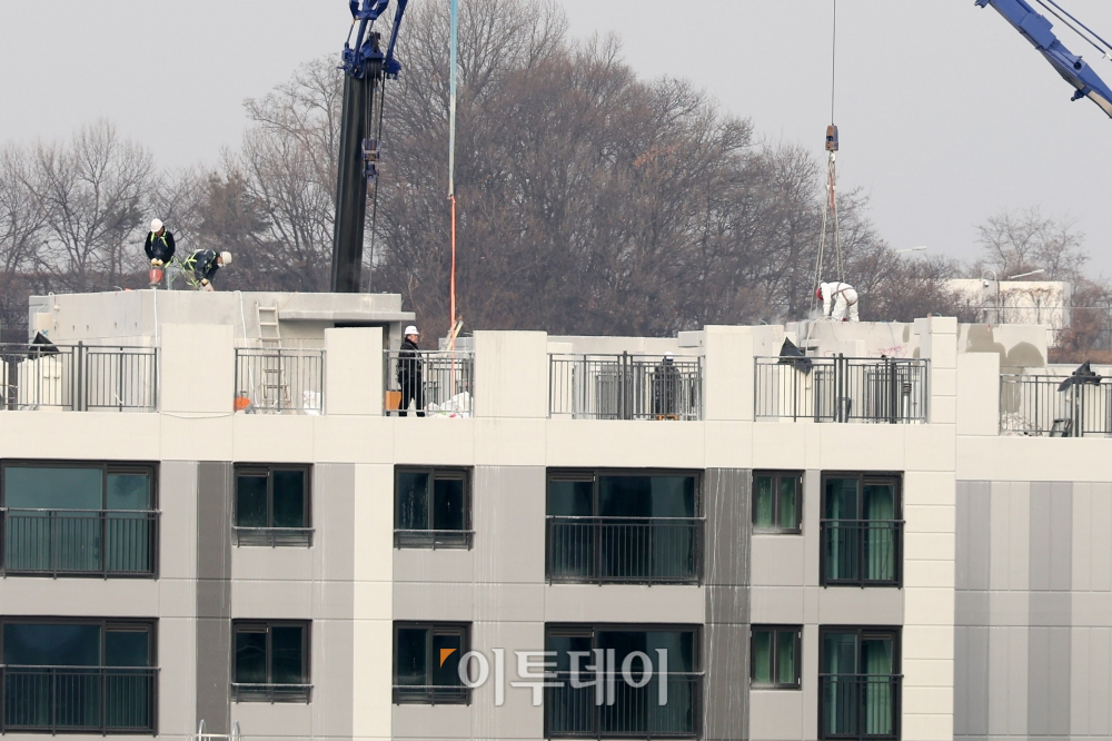▲김포공항 주변의 고도제한을 어겨 입주 지연 사태를 일으킨 양우건설이 아파트 재시공에 착수한 가운데 2일 경기 김포 고촌 양우내안애 아파트 옥상에서 공사가 진행 중이다. 시공사는 철근콘크리트 구조인 옥탑을 재설치하고 옥상 난간의 구조물을 교체하는 등 8개동 중 7개 동의 높이 63~69cm를 줄이는 작업을 진행할 예정이다. 고이란 기자 photoeran@ (이투데이DB)
