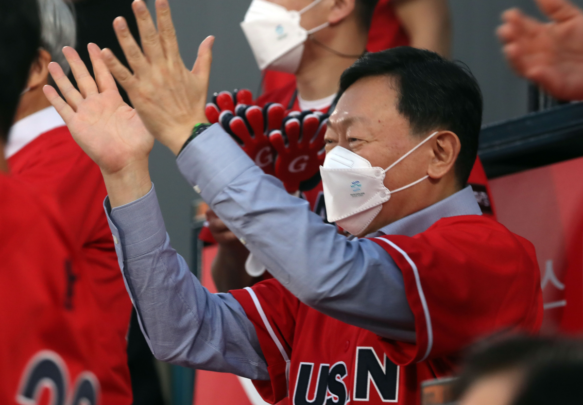 ▲신동빈 롯데그룹 회장이 2022년 7월 13일 부산 동래구 사직야구장을 방문, 경기를 관람하던 중 롯데 선수가 안타를 치자 환호하고 있다. (뉴시스)