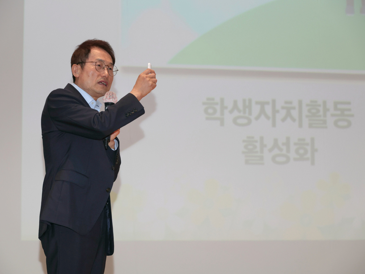 ▲조희연 서울시교육감이 10일 서울 서초구 서울교육연수원에서 열린 '2024 중등 교장 자격연수'에 참석해 '서울교육혁신을 향한 10년의 질주'를 주제로 특강하고 있다. (사진=서울시교육청 제공) (뉴시스)