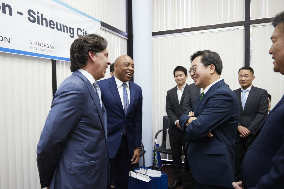 ▲김동연 경기지사가 16일(현지시간) 미국 캘리포니아주 코트라 LA 무역관에서 마크 실베스트리 사이먼프로퍼티그룹 개발부문 사장, 우체 아큐주오 부사장, 신상화 신세계인터내셔날 상무, 임병택 시흥시장, 윤홍립 신세계사이먼 상무 등과 경기도 내 프리미엄아울렛 신규·확장에 관한 투자 양해각서(MOU)를 체결 후 대화하고 있다. (연합뉴스)